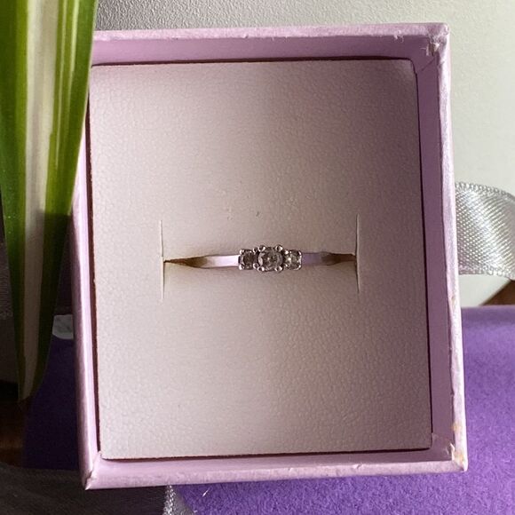 💛 14k Trilogy Diamond Ring - Picture 3 of 9